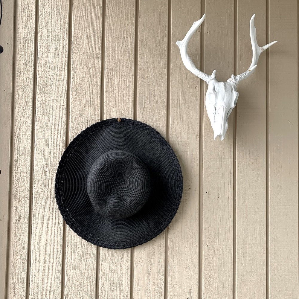 black brim hat great condition woven
